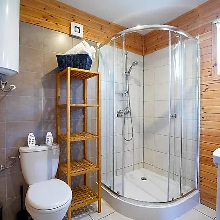Letniskowe Modrzew 山林小屋 *